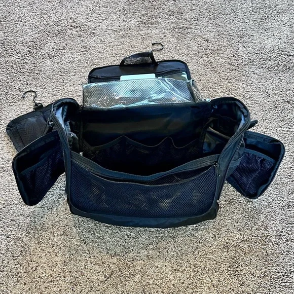 L.L. Bean Organizer Hanging Toiletry Bag, Family Size Black Nylon 10"H×12"W× 8"D - Picture 4 of 16